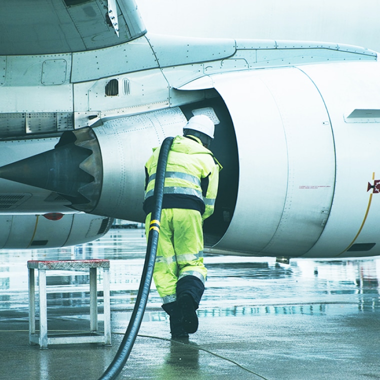 航空機への給油作業